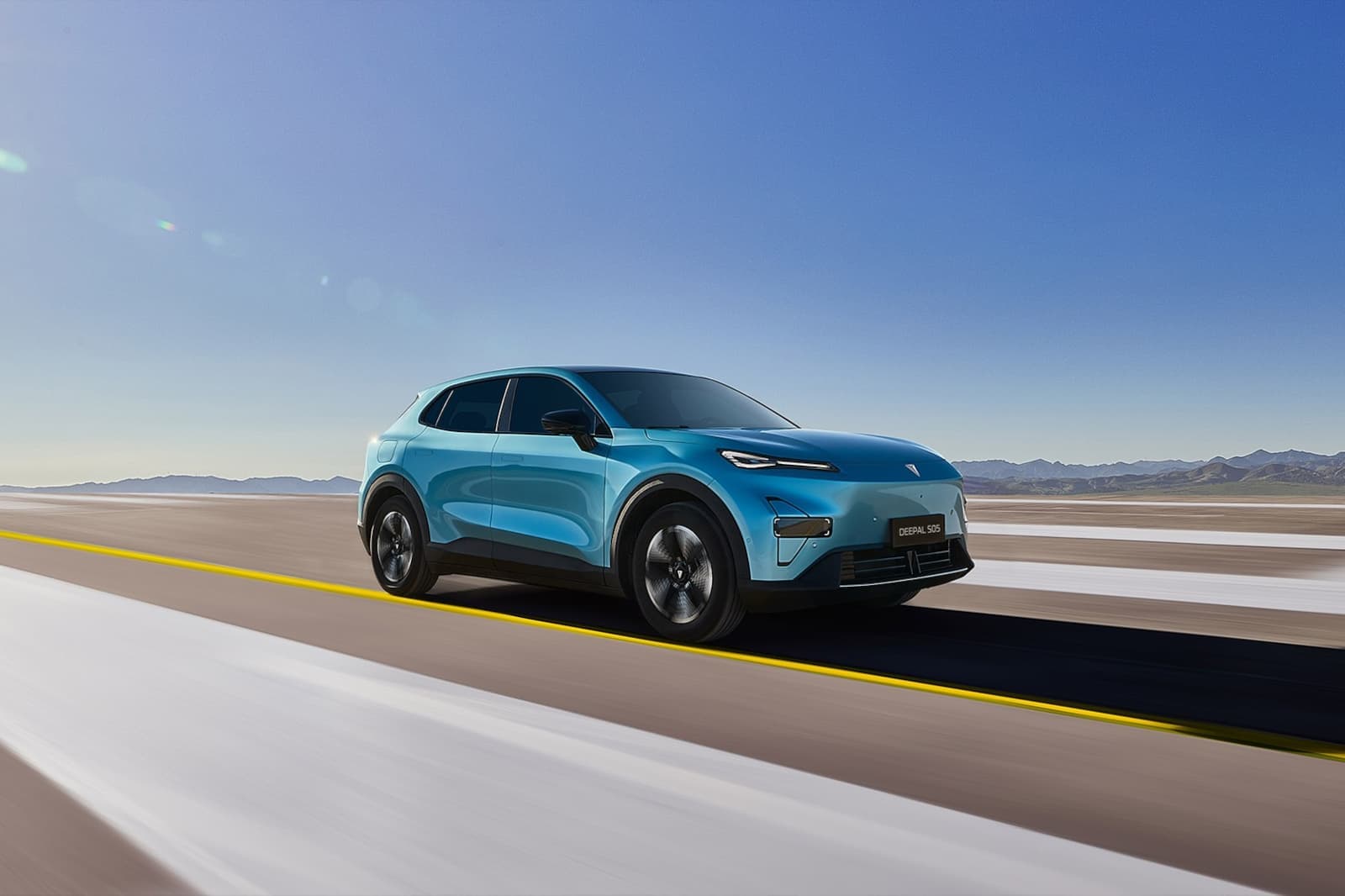 Changan Deepal S05 - vista posteriore con firma luminosa