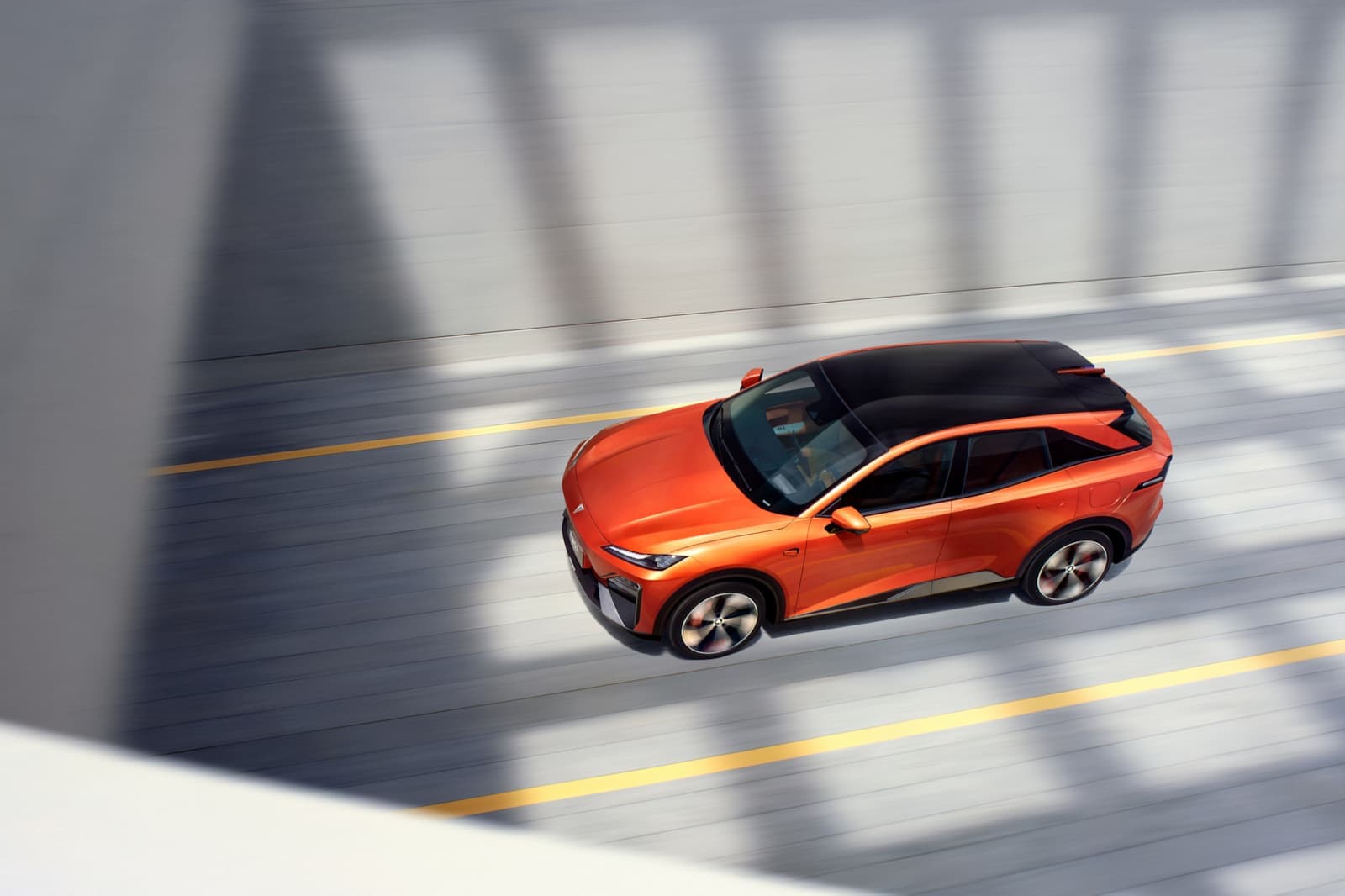 Changan Deepal S07 - dettaglio cerchi e profilo arancio