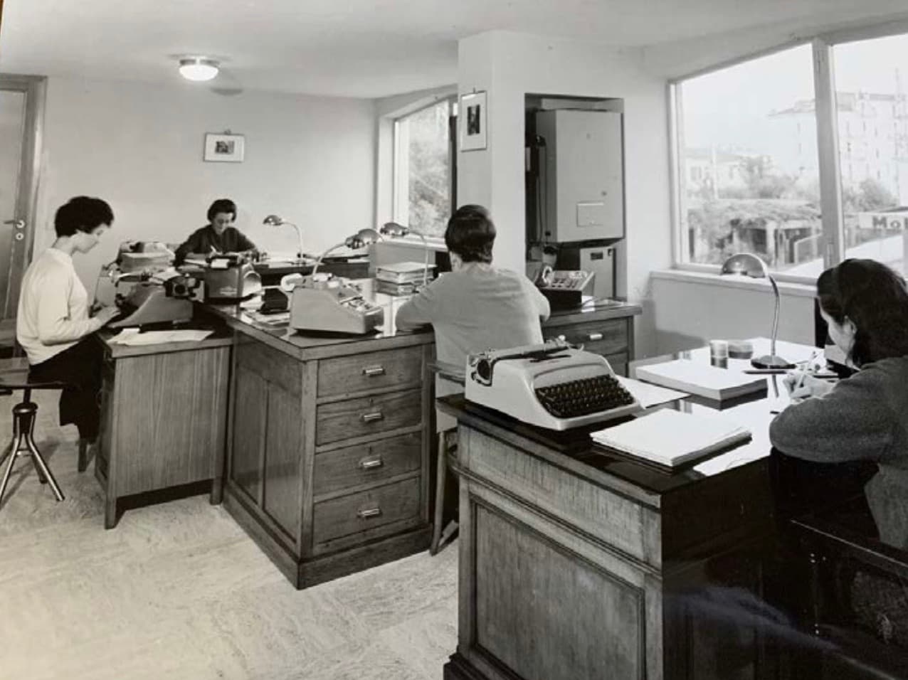 Gli uffici storici di Frav con il personale amministrativo al lavoro